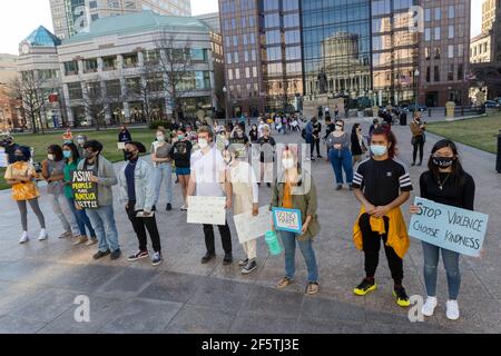 Columbus, Stati Uniti. 27 Marzo 2021. I manifestanti hanno tenuto cartelli che esprimono la loro opinione durante il rally.il gruppo attivista filippino AnakBayan ha collaborato con la dirigenza progressiva delle Donne asiatiche dell'Ohio per mettere insieme un Rally di solidarietà a STOPASIANHATE. L'evento si è protratto dalle 14:00 alle 16:00, con molte voci asiatiche che parlano delle loro esperienze nelle ultime settimane e anni di vita in America e si è concluso marciando intorno all'Ohio Statehouse. (Foto di Stephen Zenner/SOPA Images/Sipa USA) Credit: Sipa USA/Alamy Live News Foto Stock