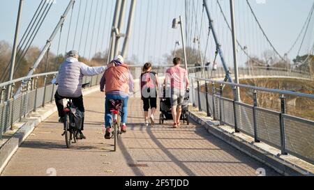 Ciclisti e escursionisti sul ponte sospeso di Herrenkrugsteg sulla loro Attraversate l'Elba fino a Herrenkrugpark a Magdeburg Foto Stock
