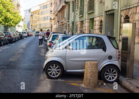 Auto Smart FourTwo parcheggiata lateralmente in strada ad Antibes, nel sud della Francia Foto Stock