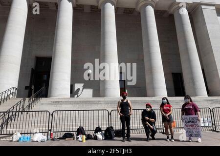 Columbus, Stati Uniti. 27 Marzo 2021. Gli organizzatori di AnakBayan stanno al fianco mentre i relatori parlano alla Ohio Statehouse durante il rally.filippino gruppo attivista AnakBayan ha collaborato con Ohio Progressive Asian Women Leadership per mettere insieme un Rally di solidarietà a STOPASIANHATE. L'evento si è protratto dalle 14:00 alle 16:00, con molte voci asiatiche che parlano delle loro esperienze nelle ultime settimane e anni di vita in America e si è concluso marciando intorno all'Ohio Statehouse. Credit: SOPA Images Limited/Alamy Live News Foto Stock