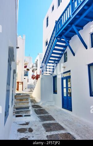 Strada nell'isola di Mykonos in Grecia, nella soleggiata giornata estiva. Architettura greca, paesaggio urbano Foto Stock