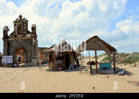 Dhanushkodi è una città abbandonata sulla punta sud-orientale di Isola di Pamban nello stato indiano di Tamil Nadu dopo il 1964 ciclone Foto Stock