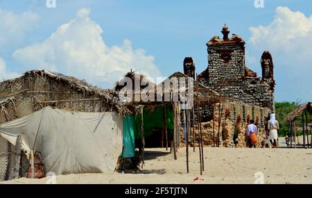 Dhanushkodi è una città abbandonata sulla punta sud-orientale di Isola di Pamban nello stato indiano di Tamil Nadu dopo il 1964 ciclone Foto Stock