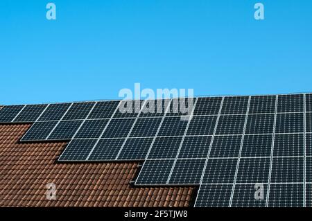 il tetto in tegole di un edificio redidential coperto di energia solare pannelli per l'energia rinnovabile Foto Stock