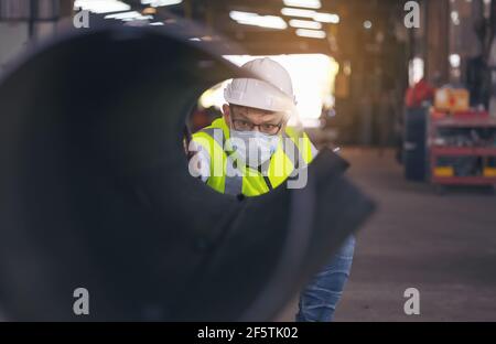 I tecnici esaminano il nuovo tubo rivestito in fabbrica, Ventory Check Foto Stock