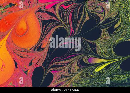 Una vivace tecnica di pittura ebru con motivi roteanti e petali-simili Foto Stock