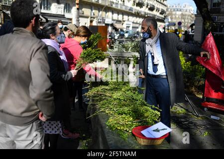 Parigi, Francia. 28 Marzo 2021. Celebrazione della Domenica delle Palme presso la Chiesa di Saint-Nicolas-du-Chardonnet a Parigi, Francia, il 28 marzo 2021. La Domenica delle Palme simboleggia l'ingresso alla settimana Santa per i cattolici. Un momento di grande fervore, che dovrà ancora una volta adattarsi al contesto sanitario. Photo by Lionel Urman/ABACAPRESS.COM Credit: Abaca Press/Alamy Live News Foto Stock