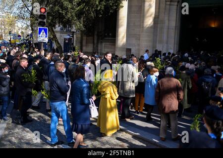 Parigi, Francia. 28 Marzo 2021. Celebrazione della Domenica delle Palme presso la Chiesa di Saint-Nicolas-du-Chardonnet a Parigi, Francia, il 28 marzo 2021. La Domenica delle Palme simboleggia l'ingresso alla settimana Santa per i cattolici. Un momento di grande fervore, che dovrà ancora una volta adattarsi al contesto sanitario. Photo by Lionel Urman/ABACAPRESS.COM Credit: Abaca Press/Alamy Live News Foto Stock