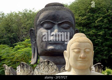 Wat Thammicarat è stato restaurato più volte. Molte delle strutture architettoniche rimangono come rovine, ma nuovi edifici sono stati recentemente costr Foto Stock