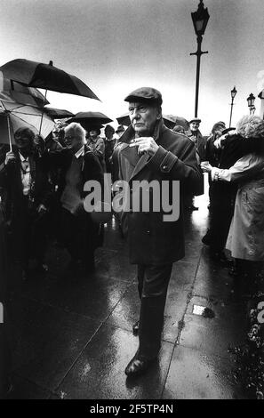 Sir John Gielgud camminando nell'attore di Hammersmith Foto Stock