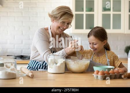 Buone torte da forno per nonna e nipote Foto Stock