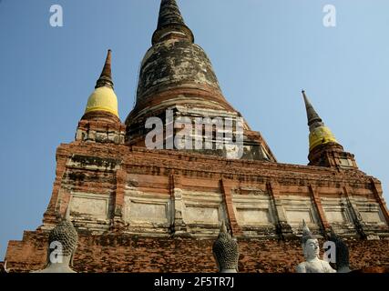 Il Wat Yai Chai Mongkhon si trova a sud-est del Parco storico di Ayutthaya, fuori dall'isola che caratterizza il sito dove l'antica capitale Foto Stock