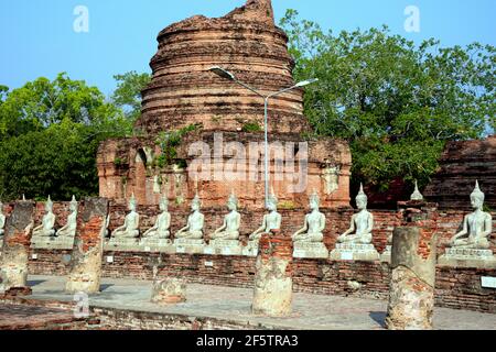 Il Wat Yai Chai Mongkhon si trova a sud-est del Parco storico di Ayutthaya, fuori dall'isola che caratterizza il sito dove l'antica capitale Foto Stock