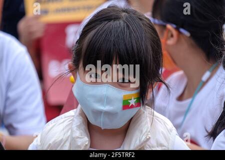 Un bambino che indossa una maschera con la bandiera del Myanmar su di esso prende parte durante la manifestazione.birmani che vivono a Taiwan insieme alle comunità locali riuniti nella piazza della libertà per chiedere la fine del colpo di stato militare in Myanmar. La polizia e i soldati militari del Myanmar (tatmadow) hanno attaccato i manifestanti con proiettili in gomma, munizioni vive, gas lacrimogeni e bombe stordite in risposta ai manifestanti anti anti anti militari di colpo di stato il sabato in Myanmar uccidendo più di 100 persone e ferendo molte altre. Almeno 300 persone sono state uccise in Myanmar dal colpo di Stato del 1° febbraio, ha affermato un funzionario delle Nazioni Unite per i diritti umani. Myanmar Foto Stock