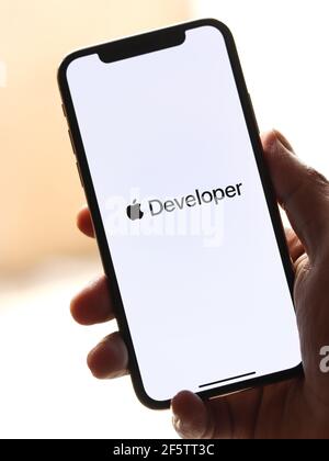 Assam, india - 30 Marzo 2021 : il logo dello sviluppatore Apple sull'immagine di stock dello schermo del telefono. Foto Stock