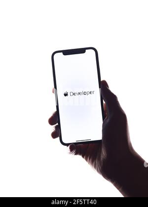 Assam, india - 30 Marzo 2021 : il logo dello sviluppatore Apple sull'immagine di stock dello schermo del telefono. Foto Stock