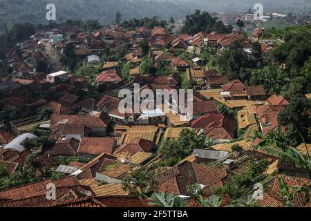 Veduta aerea del villaggio del tabacco a Sumedang. Banyuresmi Village, Sumedang Regency è conosciuta come la seconda più grande area di produzione di tabacco in Giava Occidentale dopo Garut. La maggior parte dei residenti in questo villaggio sceglie di lavorare come coltivatori di tabacco che sono stati esercitati di generazione in generazione. Durante la visita di questo villaggio, vedremo distese di processo di essiccazione del tabacco sotto il sole riempire le strade del villaggio, tetti, terrazze di casa. Questo villaggio è in grado di soddisfare la domanda di mercato da tutte le province indonesiane, tra cui Giava Occidentale, Bali e Sumatra. Alcuni di loro sono stati persino esportati all'estero, come Paki Foto Stock