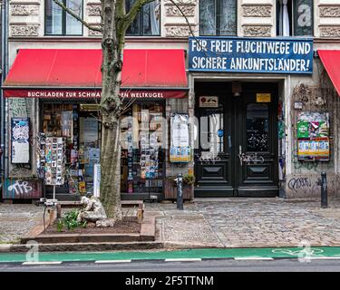 Buchladen zur schwankenden Weltkugel, negozio di libri dell'ala sinistra in ex squat vende letteratura politica e filosofica, Kastanienallee 85 Foto Stock