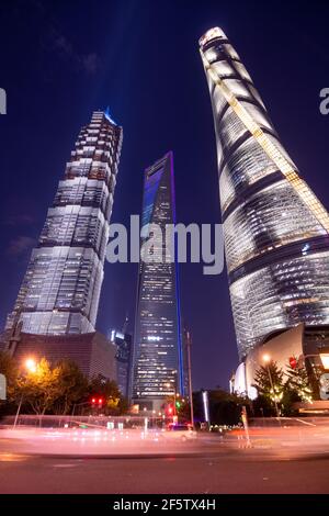 Tre edifici piu' alti di Shanghai, la Torre Jin Mao, il Centro finanziario Mondiale di Shanghai e la Torre di Shanghai da terra Foto Stock