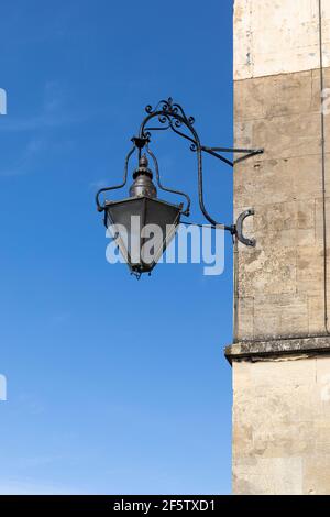 Primo piano di una vecchia lampada a gas decorativa fissata al muro della casa pubblica Pulteney Arms nella città di Bath, Somerset, Inghilterra, Regno Unito Foto Stock