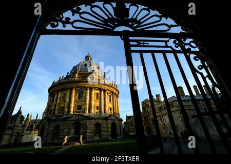 La Radcliffe Camera vista dalle porte della Bodleian Library, Oxford, Regno Unito Foto Stock