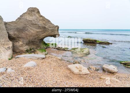 Spiaggia rocciosa di mare con massi Foto Stock