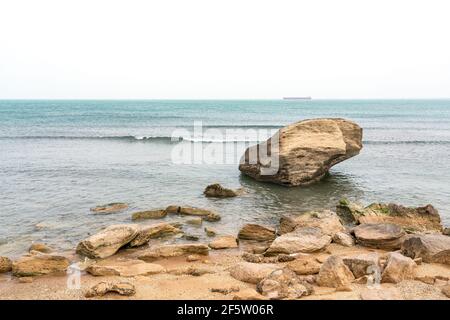 Spiaggia rocciosa di mare con massi Foto Stock