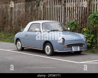 BUDE, CORNOVAGLIA, Regno Unito - 18 MARZO 2021: Figaro auto da Nissan, stile retrò, parcheggiata, verde chiaro. Foto Stock