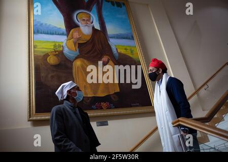 Glasgow, Regno Unito, il 28 marzo 2021. ANAS Sarwar (con copertura rossa), leader del Partito laburista scozzese, visita il Central Gurdwara Glasgow, il primo giorno di servizi per la comunità Sikh da quando le restrizioni di blocco hanno cominciato ad alleggerire. Sarwar stava intraprendendo la visita come parte della campagna elettorale per le elezioni parlamentari scozzesi del 6 maggio. Photo credit: Jeremy Sutton-Hibbert/Alamy Live News Foto Stock