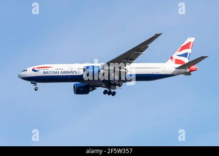 British Airways Boeing 777 236 aereo di linea G-RAES a portata estesa per atterrare all'aeroporto Heathrow di Londra, Regno Unito, in cielo blu. Motori GE90 Foto Stock