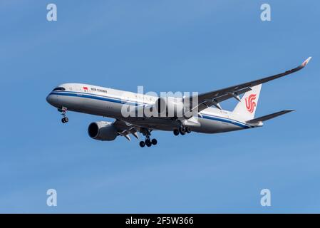 Air China Airbus A350 900 jet Airliner aereo B-321M sulle finali per atterrare all'aeroporto Heathrow di Londra, Regno Unito, in cielo blu. Compagnia aerea di bandiera cinese. Nuovo Foto Stock