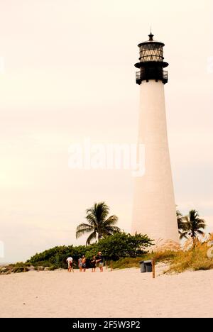 Casa leggera che guida le navi in trefolo nel mare Foto Stock