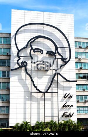 Camilo Cienfuegos murale sulla costruzione del Ministero dell'informazione e delle Comunicazioni Cubano. Arte di Camilo Cienfuegos in Piazza della Rivoluzione, l'Avana. Foto Stock