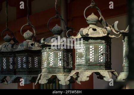 Ornate lanterne giapponesi in rame appese fuori Kasuga Taisha o Grande Santuario un santuario shintoista a Nara, Giappone Foto Stock