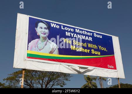 La signora Aung San Suu Kyi su un cartellone a Yangon, capitale del Myanmar Foto Stock