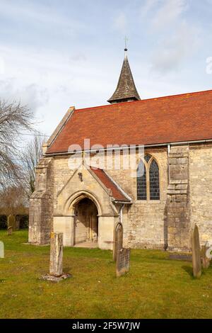 Vista esterna della chiesa parrocchiale di tutti i Santi a Ryther, North Yorkshire Foto Stock