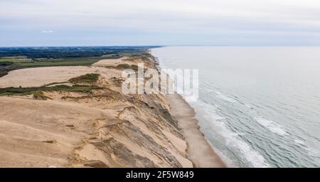 Vista aerea, scogliere di sabbia sulla costa dal faro di Rubjerg Knude Fyr, Jutland settentrionale, Danimarca Foto Stock