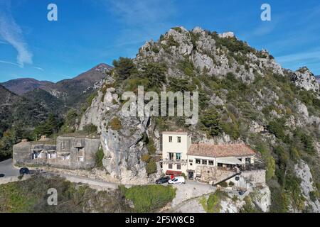 Villaggio di montagna di Sainte Agnes, il più alto villaggio costiero d'Europa, con rovine del castello, Maginot linea forte e Righi, dipartimento Alpes-Maritimes Foto Stock