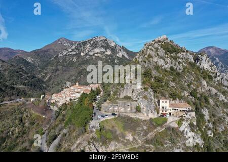 Villaggio di montagna di Sainte Agnes, il più alto villaggio costiero d'Europa, con rovine del castello, Maginot linea forte e Righi, dipartimento Alpes-Maritimes Foto Stock