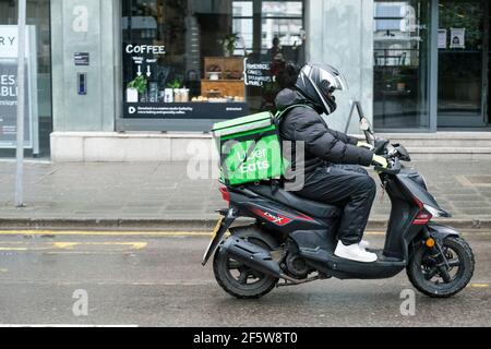 Uber mangia le consegne di cibo in scooter nel centro di Bristol, Regno Unito. Foto Stock