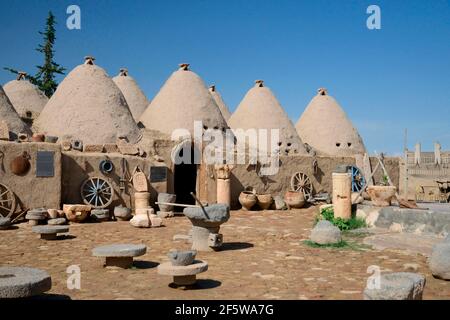 Harran, mattoni di fango, casa di fango, tradizionali case di fango a forma di alveare, trulli, provincia di Sanliurfa, Mesopotamia, Turchia Foto Stock