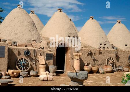 Harran, mattoni di fango, casa di fango, tradizionali case di fango a forma di alveare, trulli, provincia di Sanliurfa, Mesopotamia, Turchia Foto Stock