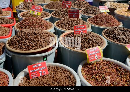 Cibo per animali domestici, cibo per animali domestici, Grand Bazaar, Istanbul, Turchia Foto Stock
