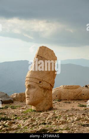 Nemrut Dagi, Anatolia, Provincia di Adiyaman, Kahta, Nemrud, Testa di pietra presso il tumulo di sepoltura di Re Antioco, sepoltura santuario, terrazza occidentale, pietra Foto Stock