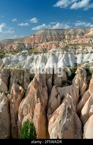 Paesaggio tufo, valle di erosione, Valle della Rosa, Cappadocia, Anatolia, Anatolia centrale, Turchia Foto Stock