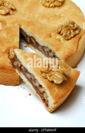 Torta di noci, torta, noce, pasta frolla con caramello e noci Foto Stock