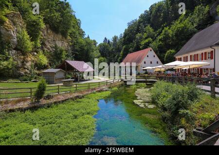 Mulino di Wimsen sul corso del fiume Ach, Bannmuehle, Hayingen-Wimsen, Baden-Wuerttemberg, Germania Foto Stock