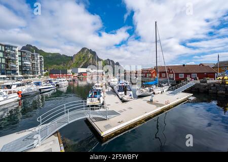Barche nel porto di Svolvaer, Lofoten, Nordland, Norvegia Foto Stock