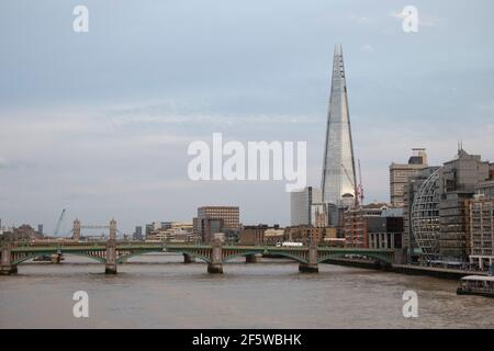 Il Tamigi e lo Shard a Londra, Inghilterra Foto Stock