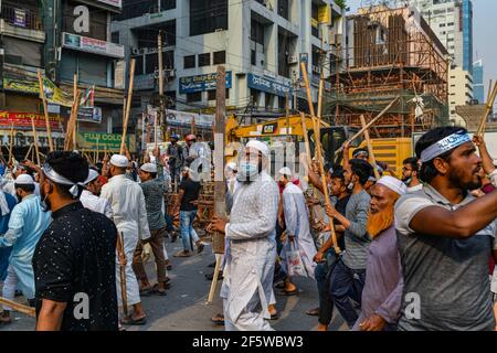 Dhaka, Dhaka, Bangladesh. 28 Marzo 2021. Gli attivisti islamici di Hefazat-e gridano slogan e bloccano una strada durante uno sciopero a livello nazionale a seguito di scontri mortali con la polizia durante la visita del primo ministro indiano Narendra MODIS, a Dhaka, in Bangladesh, il 28 marzo 2021. Credit: Zabed Hasnain Chowdhury/ZUMA Wire/Alamy Live News Foto Stock